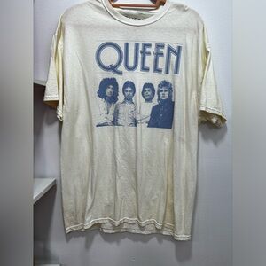 Light yellow Official Queen merch Tshirt with Queen band on front